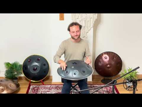 Erlebe die Kita Pantam in Aktion, gespielt von einem talentierten Musiker. Diese Handpan kannst Du bei Handpan.World mieten. Sie ist idial für Einsteiger und Profis geeignet.