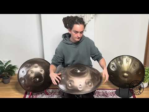 Ein Mann spielt eine wunderschöne AYA Sounds C Aegean Handpan, während er zwischen zwei glänzenden Handpans auf einem kunstvoll gemusterten Teppich sitzt.