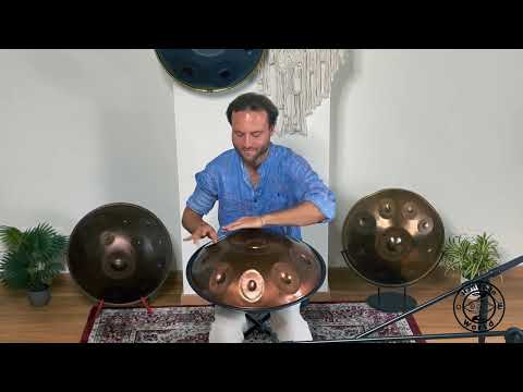 Tauche ein in die kraftvollen Klänge der Spirit Soul B Kurd Handpan, gespielt von einem talentierten Musiker. Aus Edelstahl gefertigt, bietet sie ein klares Klangspektrum mit langem Sustain, ideal für Meditation und Entspannung. Robust und leicht transportierbar, ist sie perfekt für Studio, Zuhause oder unterwegs. Erlebe die Welt der Handpan-Musik und lass dich von ihrer Ausdruckskraft begeistern.