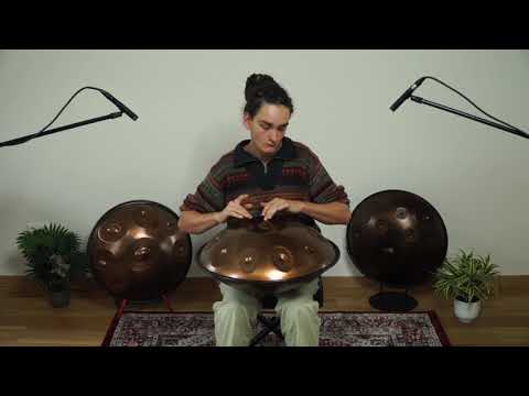 In diesem Video kannst du einen talentierten jungen Mann sehen, der eine wunderschöne Edelstahl Handpan spielt. Die Handpan ist ein einzigartiges Musikinstrument mit einem warmen und melodischen Klang. Der Musiker erzeugt sanfte und rhythmische Klänge, während er mit den Fingern über die verschiedenen Klangfelder der Handpan streicht. Die glänzende Oberfläche der Edelstahl Handpan reflektiert das Licht und verleiht dem Video eine ästhetische und faszinierende Note.