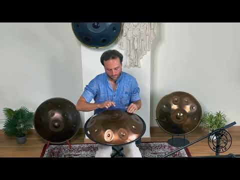 Erlebe die kraftvollen Töne der Spirit Soul Handpan, gespielt von einem talentierten Musiker. Aus hochwertigem Edelstahl gefertigt, bietet sie ein reines, klares Klangspektrum mit langem Sustain. Ideal für Meditation und Entspannung, schafft sie eine beruhigende Aura. Leicht transportierbar und robust, ist sie perfekt für Studioaufnahmen und den Einsatz unterwegs.