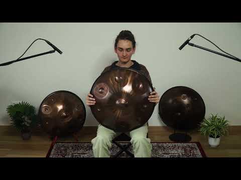 Eine sehr tiefe F2 Low Pygmy Handpan des Herstellers AeloPan  wird von einem mysteriösen Handpan Musiker meditativ und melodiös gespielt. 