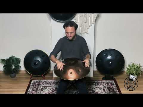 Ein Handpanspieler spielt auf einer SEW Opera E Sabye Handpan. Diese Handpan, sowie viele weitere kann man online im Handpan.World Store kaufen.