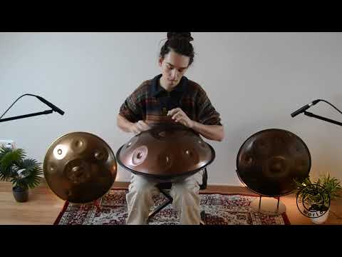 In diesem Video kannst du einen talentierten jungen Mann sehen, der eine wunderschöne Spirit Soul D Kurd 9 Noten Handpan spielt. Die Handpan ist ein einzigartiges Musikinstrument mit einem warmen und melodischen Klang. Der Musiker erzeugt sanfte und rhythmische Klänge, während er mit den Fingern über die verschiedenen Klangfelder der Handpan streicht. Die glänzende Oberfläche der Edelstahl Handpan reflektiert das Licht und verleiht dem Video eine ästhetische und faszinierende Note.