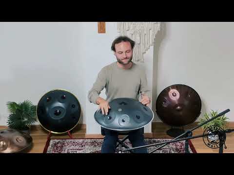 Ein Handpanspieler demonstriert den schönen Klang des Kita Pantam B2 Celtic Minor /Amara Handpan.