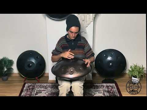 Erlebe die zauberhaften Klänge der Lumar Handpan, gespielt von einem erfahrenen Musiker. Diese einzigartigen Instrumente, bekannt für ihren harmonischen, lang anhaltenden Klang und den leichten Anschlag, schaffen einen warmen, obertonreichen Klangteppich.