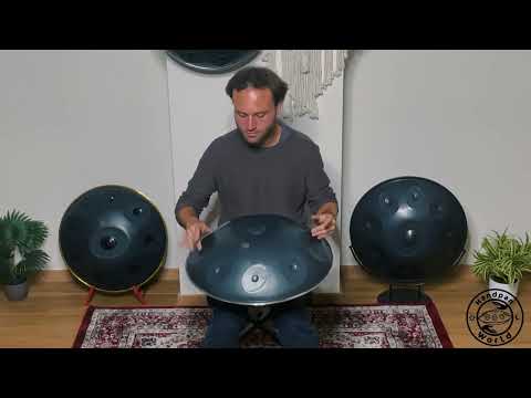 Ein Handpan-Spieler spielt einen wunderschön gefertigten Eclipse Fis-Moll Handpan mit 9 Tonfeldern.