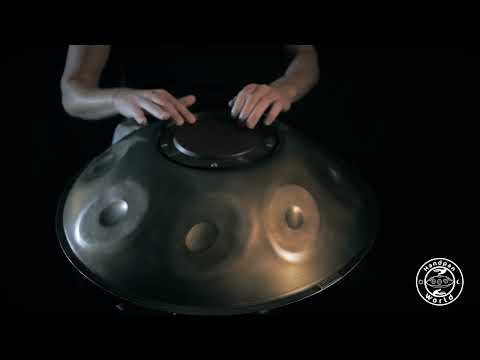 Ein Handpan-Spieler testet seine Vorstellungskraft mit dem Battiloro Avangarde E Equinox 9 LILAH Handpan. Die neuen melodischen und perkussiven Möglichkeiten, die sich durch die Integration einer Trommel in das Handpan ergeben, sind endlos.