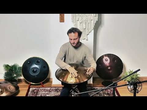 Eine Aelo Edelstahl Handpan wird melodiös und freudvoll von einem Handpanpieler gespielt.