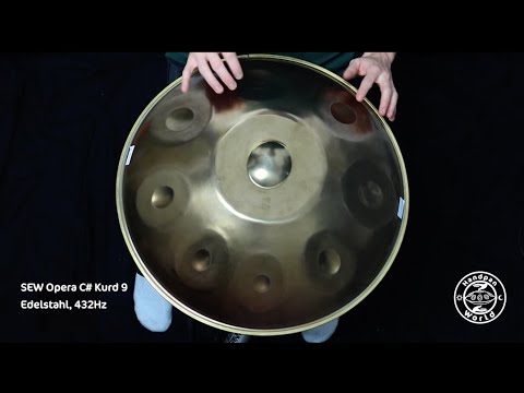 Die SEW Opera Handpans stehen für ein besonders warmes Klangerlebnis. Deren sanften Töne, gewürzt mit einer vollmundigen Klangfarbe, gehen bis unter die Haut in jede Zelle. Der lang anhaltende und zugleich gut ausbalancierte Nachklang, auch bekannt als Sustain, sorgt für einen sphärischen Klangteppich - und das sowohl bei langsamerem als auch schnellerem Spielstil. Der volle, raumhaltende Klang schafft eine beruhigende, warme Atmosphäre.