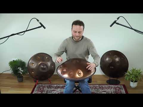 In diesem Video kannst du einen talentierten jungen Mann bewundern, der virtuos eine Edelstahl Handpan zum Leben erweckt. Die Handpan ist ein einzigartiges Musikinstrument, dessen warmer und melodischer Klang verzaubert. Mit geschickten Fingern streicht der Musiker über die verschiedenen Klangfelder der Handpan und erzeugt eine sanfte und rhythmische Melodie. Die glänzende Oberfläche der Edelstahl Handpan reflektiert das Licht und verleiht dem Video eine ästhetische und faszinierende Note.