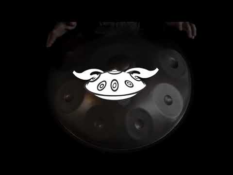 Handpan spieler spielt eine Kita Pantam A2 Hijaz 12 Handpan aus Edelstahl.