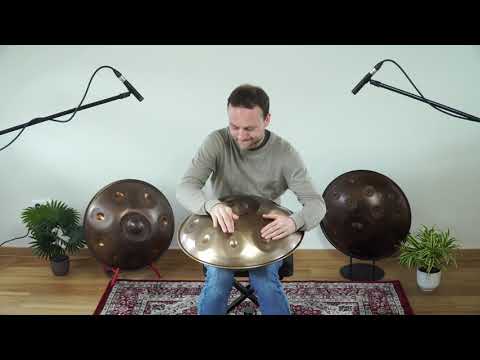 Eine Spirit Wave Edelstahl Handpan wird melodisch und rhythmisch von einem jungen Handpanspieler gespielt. 