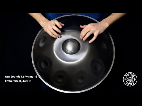 Die wunderbare AYA Sounds F2 Pygmy wird mit größter Präzision, Aufmerksamkeit und Liebe gebaut. Der Gründer von AYA Sounds begann mit der Herstellung von Handpans unter der Anleitung von tiefen spirituellen Erfahrungen.