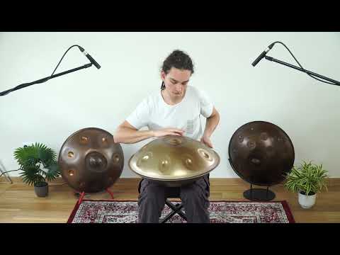 Versierter Handpan Musiker spielt melodische Handpan Klänge für Meditation und Yoga auf einer Embersteel Nala Handpan in der Skala C# Pygmy mit Bottom Notes. Dieses Instrument kannst Du im Handpan.World Online Shop kaufen.