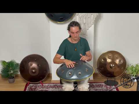 Erlebe die vielseitige Kita Pantam A Hijaz Handpan, gespielt von einem talentierten Musiker. Diese Handpan eignet sich für Anfänger und Fortgeschrittene und bietet eine ausgereifte Klangbalance mit mittellangem Sustain für unterschiedliche Spielweisen. Handgefertigt in Esfahan, Iran, vereint sie orientalische Klänge mit Perfektion und ist ein Symbol für Hoffnung und Frieden.