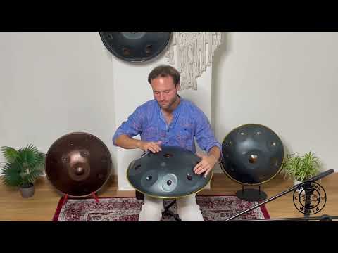 Erlebe die Klangwelt der Kita Pantam D Sabye Handpan, gespielt von einem erfahrenen Musiker. Diese Handpan, perfekt für Anfänger und Fortgeschrittene, bietet eine ausgereifte Klangbalance und mittellanges Sustain für vielseitige Spielweisen. Handgefertigt in Esfahan, Iran, vereint sie orientalische Klänge mit Präzision und Hingabe.