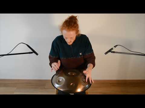 Der perkussive Handpan Musiker Sebastian Munzig macht Musik auf einer Aleo Mini Handpan aus Edelstahl in der Stimmung D Kurd (Moll).