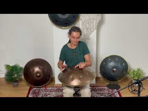 Ein Handpanspieler spielt auf einer Spirit Wave B Celtic Minor Handpan mit 9 Tonfelder. Diese Handpan, sowie viele weitere kann man online im Handpan.World Store kaufen.