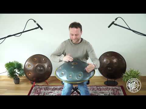 Erlebe in diesem Video die beeindruckenden Klänge einer Edelstahl Handpan, gespielt von einem talentierten jungen Mann. Die Handpan ist ein einzigartiges Musikinstrument, das einen warmen und melodischen Klang erzeugt. Mit geschickten Fingern zaubert der Musiker sanfte und rhythmische Töne aus den verschiedenen Klangfeldern der Handpan. Die glänzende Oberfläche des Edelstahlinstruments fängt das Licht ein und verleiht dem Video eine ästhetische und faszinierende Wirkung.