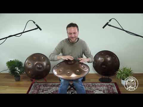 Dieses Video präsentiert einen talentierten jungen Mann, der meisterhaft eine Magical B Celtic Minor Handpan spielt. Die Handpan ist ein faszinierendes Musikinstrument mit einem warmen und melodischen Klang. Mit geschickten Fingern streicht der Musiker über die Klangfelder der Handpan und erzeugt dabei eine harmonische und beruhigende Melodie. Die strahlende Oberfläche der Edelstahl Handpan reflektiert das Licht und verleiht dem Video einen visuell ansprechenden Effekt.