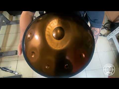 Die Horayzon Professional D Kurd 14 Handpan ist ideal, um deine musikalischen Fähigkeiten zu vertiefen und neue Klangwelten zu erkunden. Dieses Instrument ermöglicht es dir, komplexe musikalische Ideen mühelos umzusetzen, ob auf der Bühne, im Studio, als Straßenkünstler oder beim Spielen für dich selbst. Ein inspirierender Begleiter für deine musikalische Reise – jetzt erhältlich bei Handpan.World.