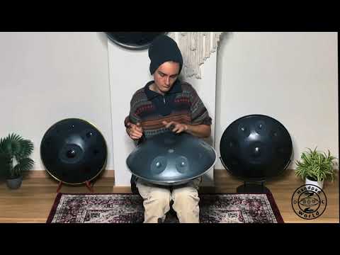 Ein Handpan-Spieler spielt einen wunderschön gefertigten Eclipse D Ursa Minor Handpan mit 9 Tonfeldern.