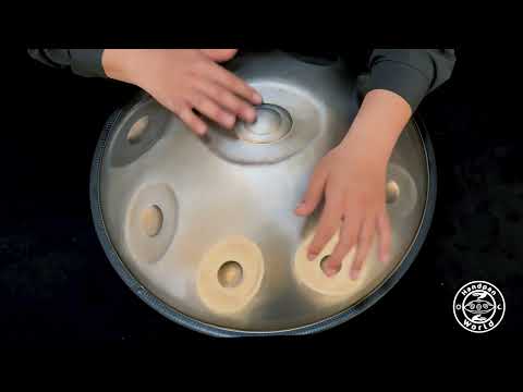 Die Horayzon Master Handpan D Kurd 9 steht für höchste Handwerkskunst und herausragende Klangqualität. Das Instrument wird präzise handgefertigt und bietet ein breites Klangspektrum, ideal für Studioaufnahmen und Bühnenauftritte. Mit optimalen Schwingungseigenschaften, langlebiger Stimmstabilität und einer schützenden Oberfläche bietet diese Handpan maximale Resonanz und erstklassige Verarbeitung.