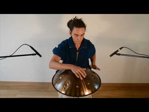 Eine Aelo Edelstahl Handpan wird melodiös und freudvoll von einem Handpanpieler gespielt. 