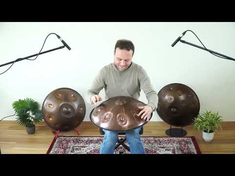 Erlebe in diesem Video die beeindruckenden Klänge einer Edelstahl Handpan, gespielt von einem talentierten jungen Mann. Die Handpan ist ein einzigartiges Musikinstrument, das einen warmen und melodischen Klang erzeugt. Mit geschickten Fingern zaubert der Musiker sanfte und rhythmische Töne aus den verschiedenen Klangfeldern der Handpan. Die glänzende Oberfläche des Edelstahlinstruments fängt das Licht ein und verleiht dem Video eine ästhetische und faszinierende Wirkung. 