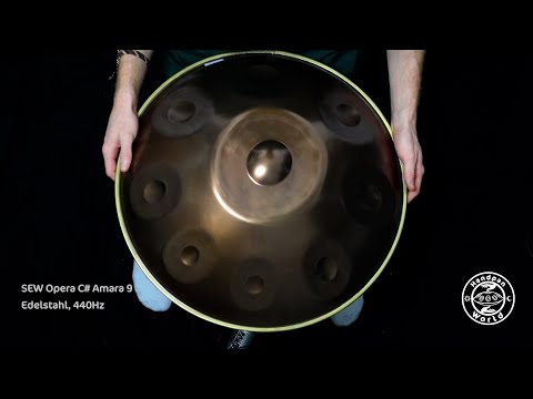 Die SEW Opera Handpans stehen für ein besonders warmes Klangerlebnis. Deren sanften Töne, gewürzt mit einer vollmundigen Klangfarbe, gehen bis unter die Haut in jede Zelle. Der lang anhaltende und zugleich gut ausbalancierte Nachklang, auch bekannt als Sustain, sorgt für einen sphärischen Klangteppich - und das sowohl bei langsamerem als auch schnellerem Spielstil. Der volle, raumhaltende Klang schafft eine beruhigende, warme Atmosphäre.