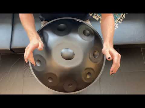 Junger Handpan Musiker spielt auf einer Magical Handpan in der Tonart C# Equinox aus nitriertem Stahl. Diese hochwertige Handpan ist im Handpan.World Online Shop Outlet günstig zu kaufen.