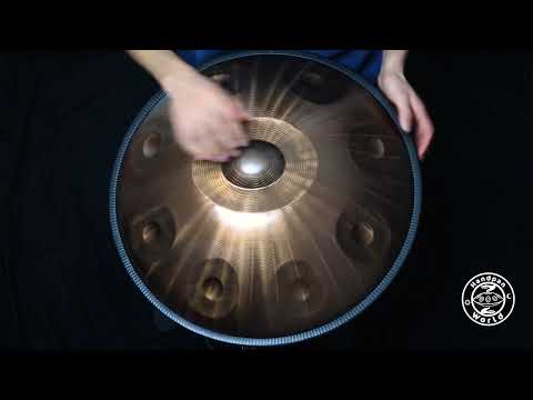 Die Aelo A2 Dorian Handpan zeichnet sich durch einen warmen und langanhaltenden Klang aus.
Auf Grund des perfekt ausbalanzierten Nachklangs und der ausgewogenen Schwingungsentwicklung, ist die Aelo Handpan die perfekte Kombination aus Percussion- und Melodieinstrument. Bereits bei leichter Berührung entstehen feine und ausgeprägte Klänge. Dies sorgt für eine ausdrucksstarke und detailreiche Klang-Performance.