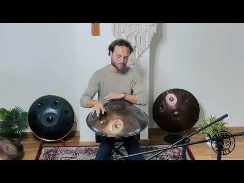 Handpan Spieler spielt traumhaft schöne Melodien auf einer Svaraa Handpan aus Indien.