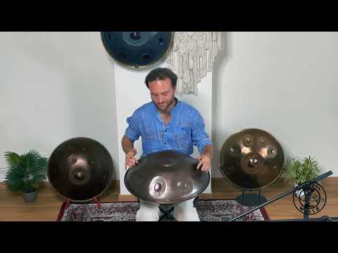 Erlebe die magischen Klänge der Svaraa Handpan, gespielt von einem erfahrenen Musiker. Diese hochresonanten Instrumente, gefertigt in Delhi, erzählen poetische Geschichten und besitzen eine mystische Ausstrahlung. Perfekt ausbalanciert und ideal für Studioaufnahmen und Konzerte, sind Svaraa Handpans sowohl für Anfänger als auch für erfahrene Spieler geeignet. Tauche ein in die Welt der Klangkunst und spüre die Berührung des besonderen Klangs.