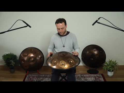 In diesem Video kannst du einen talentierten jungen Mann sehen, der eine wunderschöne Edelstahl Handpan spielt. Die Handpan ist ein einzigartiges Musikinstrument mit einem warmen und melodischen Klang. Der Musiker erzeugt sanfte und rhythmische Klänge, während er mit den Fingern über die verschiedenen Klangfelder der Handpan streicht. Die glänzende Oberfläche der Edelstahl Handpan reflektiert das Licht und verleiht dem Video eine ästhetische und faszinierende Note.