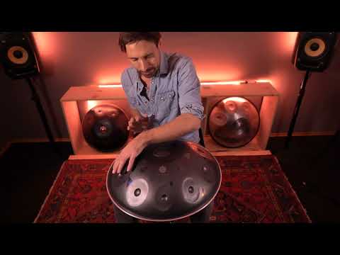 Professioneller Handpan Musiker spielt rhytmische Handpan Klänge auf einer Kita Handpan D Amara aus nitriertem Stahl.