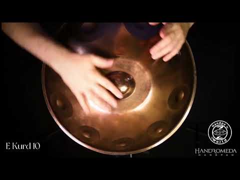 Ein erfahrener Handpan Musiker spielt kraftvolle Handpan Klänge auf einermHandromeda Handpan Drum Instrument aus Edelstahl in der Stimmung E Kurd. Du möchtest diese Handpan kaufen? Bestelle sie im Online Store.