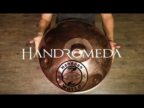 Ein Musiker spielt die Handromeda D Celtic Handpan und zeigt die magischen Klänge dieses einzigartigen Instruments. Gefertigt in Sao Paulo, verkörpert Handromeda pure Kreativität und Innovation. Das Video präsentiert die harmonischen, himmlischen Töne, die durch die meisterhafte Handwerkskunst von Vitor Luz und seinem Team entstehen.