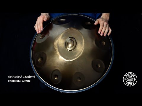 Die Spirit Soul C Major Handpan aus Edelstahl ist ein einzigartiges und ausdrucksstarkes Musikinstrument, dass außergewöhnlich&nbsp;kraftvolle Töne&nbsp;hervorbringt. Sie&nbsp;erzeugt ein reines und klares Klangspektrum das harmonisch den Raum füllt. 