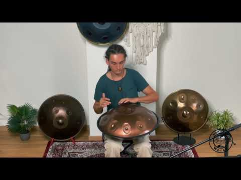 Hör die kraftvollen Klänge der Spirit Soul Handpan, gespielt von einem talentierten Musiker. Aus Edelstahl gefertigt, bietet sie ein klares Klangspektrum mit langem Sustain, ideal für Meditation und Entspannung. Robust und leicht transportierbar, ist sie perfekt für Studio, Zuhause oder unterwegs. Tauche ein in die Welt der Handpan-Musik und lass dich von ihrer Ausdruckskraft begeistern.