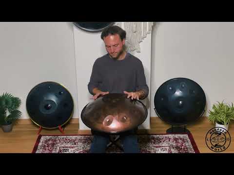 Erlebe die einzigartige Lumar Handpan, gespielt von einem talentierten Musiker. Hergestellt im malerischen Baskenland in Spanien, zeichnet sich jede Lumar durch einen harmonischen, langen Klang und einen leichten Anschlag aus. Mit Hunderten von Hammerschlägen handgefertigt, ist jede Lumar ein Unikat und ein wahres Kunstwerk, das die Magie der Klangkunst verkörpert.