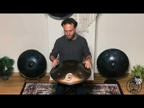 Erlebe die Magie der Magical A2 Dorian Handpan, gespielt von einem talentierten Musiker. Diese Handpan, sowie viele weitere kann man online im Handpan.World Store kaufen.