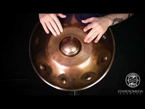 Entdecke die einzigartigen Klänge der F2 Pygmy Handromeda Handpan aus Sao Paulo! Die harmonischen Schwingungen laden zum Eintauchen ein und verzaubern mit der himmlischen Stimme der Handromeda. Ein Muss für alle Handpan-Liebhaber!