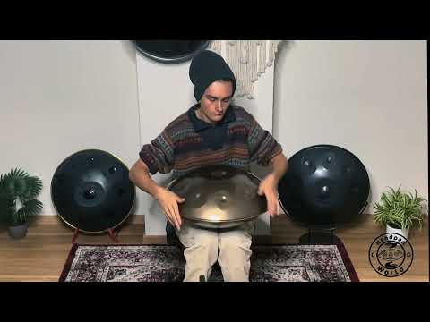 Ein Handpanspieler spielt auf einer SEW Opera B Celtic Minor Handpan mit 13 Tonfeldern. Diese Handpan, sowie viele weitere kann man online im Handpan.World Store kaufen.