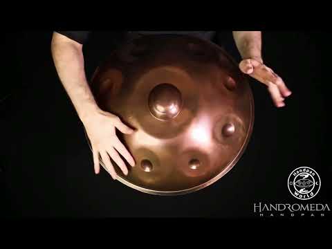 Ein Musiker spielt die Handromeda B2 Celtic Handpan im Video und demonstriert den einzigartigen, harmonischen Klang dieses erstklassigen Instruments aus Sao Paulo. Hergestellt von Vitor Luz und seinem talentierten Team, steht die Handromeda für Innovation und die verändernde Kraft der Musik.