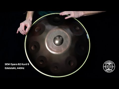 Die SEW Opera Handpans eignen sich auf Grund des sehr klaren und feinen Klangs sehr gut für Studio-Aufnahmen. Aus gutem Grund werden Sie deswegen auch besonders gerne zur Begleitung von Meditation, Yoga und Klangreisen verwendet. Die Klänge öffnen einen Raum des inneren Erlebens, der Achtsamkeit und des sinnlichen Spürens. Eine Aura voll Begegnung, die uns mit unserem tiefsten Selbst und zugleich mit dem, was größer ist als wir, in Verbindung bringt.