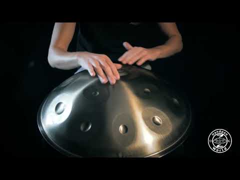 Genießen Sie den geheimnisvollen Klang des Battiloro D Saladin 12 ARGUS Handpan, wie er von einem Meister des Handpanspiels gespielt wird.