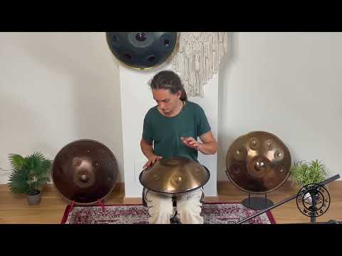 Erlebe die Aelo Mini D Kurd Handpan mit ihrem warmen, langanhaltenden Klang, gespielt von einem talentierten Musiker. Perfekt ausbalanciert, kombiniert sie Percussion- und Melodieelemente für eine ausdrucksstarke Performance. Ideal für Einsteiger und Profis, bietet sie faszinierende Klangmuster von simpel bis komplex.