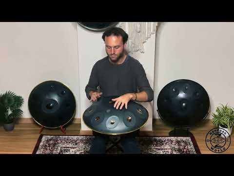 Erlebe den orientalischen Klang der Kita Pantam Handpan, meisterhaft gespielt von einem talentierten Musiker. Diese Handpan, ideal für Anfänger und Fortgeschrittene, bietet eine ausgereifte Klangbalance und ein mittellanges Sustain für vielseitige Spielweisen. Hergestellt mit Leidenschaft und Perfektion von Nima Taghavi in Esfahan, verkörpert sie Hoffnung und Frieden und erweitert die Handpan.World Vision.